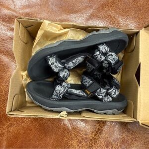 New in box Toddler Teva Sandals (size 7)